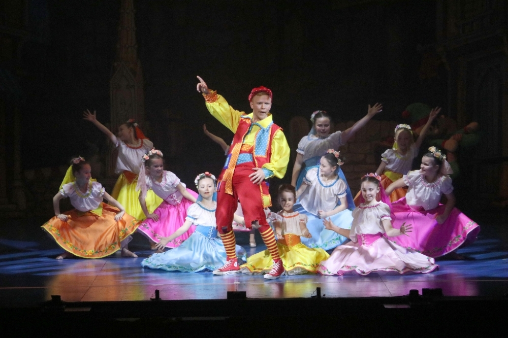 Snow White and the Seven Dwarfs at St Helens Theatre Royal, 08/12/2017 ...