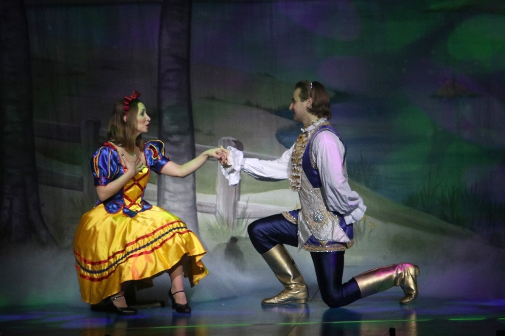 Snow White and the Seven Dwarfs at St Helens Theatre Royal, 08/12/2017 ...